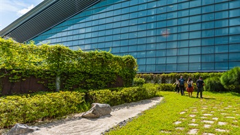 硬质的围墙都栽种了攀爬植物，为这些硬质结构披上大自然的质感。